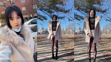 胆儿最疯狂-CD小薰- 艳阳大树底下，坐着羞耻刺激的事儿，背后行人匆忙赶路，殊不知此树有浆液流出！